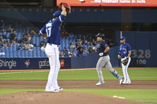탬파베이 레이스의 최지만이 15일 오전(한국시간) 캐나다 온타리오주 토론토 로저스센터에서 열린 메이저리그 원정경기에서 2회 초 솔로 홈런을 날린 뒤 베이스를 돌고 있다. AP연합뉴스