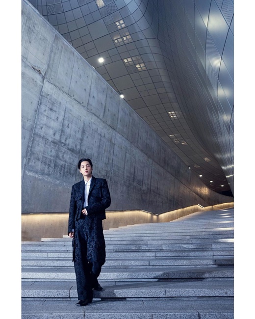 EXO Kai has given off an extraordinary charisma.Kai wrote on his Instagram on the 14th, The history of Korea, the history of Seoul, and the 2022 S/S Seoul Fashion Week, which can feel the sensibility of Seoul, will be held on October 7-15 for 7 days as a non-face-to-face digital runway.I would like to ask for your interest and love. In the photo, Kai stared at the camera below in a dark suit with a pattern reminiscent of the traditional pattern of Hanbok, which is attracting attention with its traditional style added to the modern atmosphere.In another angle, the photo shows a picture-like figure and admiration.The netizens who saw this responded, We took it in the same space, but it is so different and It is clear.Meanwhile, the group EXO to which Kai belongs released its special album DONT FIGHT THE FEELING in June.