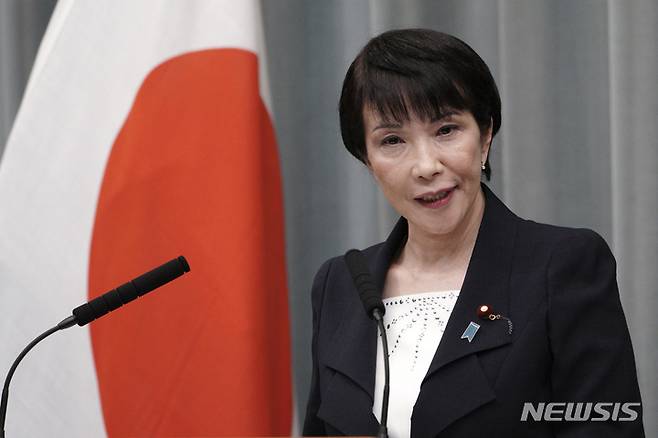 [도쿄(일본)=AP/뉴시스]다카이치 사나에 당시 일본 총무상이 도쿄 총리 관저에서 기자회견을 가지고 있다. 2021.09.15.