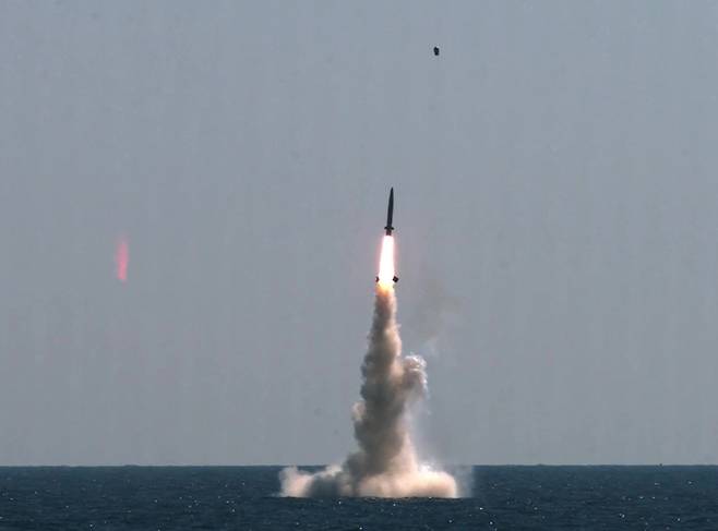 [서울=뉴시스] 조수정 기자 = 우리나라가 독자개발한 잠수함발사탄도미사일(SLBM·Submarine-Launched Ballistic Missile)의 최종 시험 발사에 성공했다고 국방과학연구소가 15일 밝혔다. 사진은 15일 오후 우리 군이 독자설계하고 건조한 최초 3000t급 잠수함인 도산안창호함에 탑재돼 수중에서 발사되고 있는 SLBM. 우리나라는 세계 7번째 SLBM 보유국이 됐다. (국방과학연구소 제공 영상 캡처) 2021.09.15. photo@newsis.com *재판매 및 DB 금지