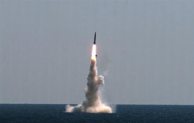 - 우리나라가 자체 개발한 잠수함발사탄도미사일(SLBM)의 잠수함 발사시험이 15일 국내 최초로 성공했다. 이날 악천후 속에서 실시된 SLBM의 잠수함 발사시험 성공은 세계 7번째다. 사진은 15일 SLBM 발사시험 모습. 2021.9.15국방부 제공