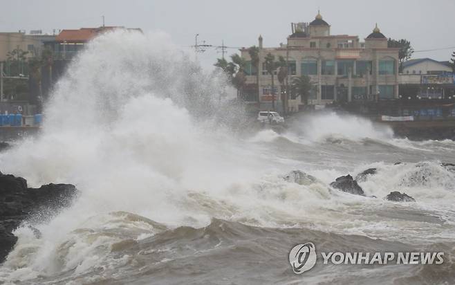 태풍 '찬투' 북상…아찔한 파도 (제주=연합뉴스) 박지호 기자 = 태풍 '찬투'가 제주를 향해 북상중인 15일 오후 제주시 용담해안도로에 거센 파도가 휘몰아치고 있다. 2021.9.15 jihopark@yna.co.kr