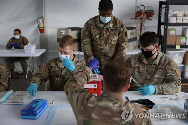 코로나19 백신 접종 돕는 미 군인들. [AFP=연합뉴스]