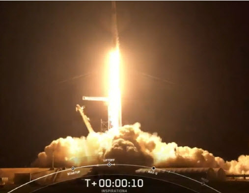 케네디 우주센터에서 발사하는 스페이스X의 우주선(사진=CNN 중계방송 캡처)