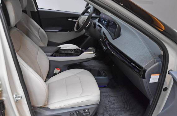 기아 EV6 실내 모습. EV6의 센터콘솔은 하부 수납공간을 극대화했고, 마치 공중에 떠 있는 듯한 디자인적 요소가 적용됐다. (사진=기아 제공)