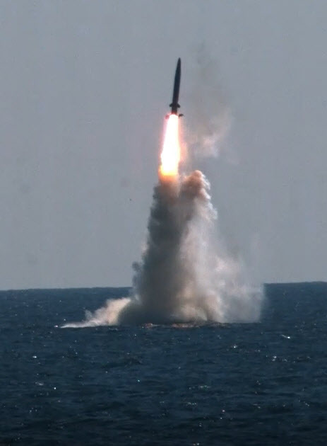 우리나라가 독자 개발한 잠수함발사탄도미사일(SLBM)이 15일 도산안창호함(3천t급)에 탑재돼 수중에서 발사되고 있다.(사진=국방부 제공)