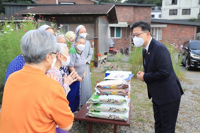 김현수(오른쪽) 농림축산식품부 장관이 16일 경기 의왕시 마리아의 집을 방문해 관계자들과 이야기하고 있다. (사진=농식품부)