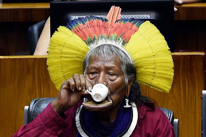 브라질 원주민이 커피를 마시고 있다(사진=AFP)