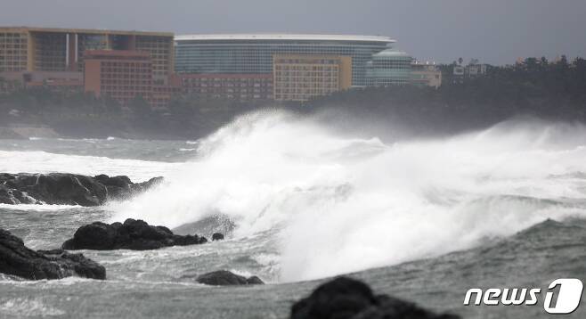 제14호 태풍 '찬투(CHANTHU)'가 북상 중인 15일 제주 서귀포시 예래동 인근 해상에 높은 파도가 일고 있다.2021.9.15/뉴스1 © News1 고동명 기자