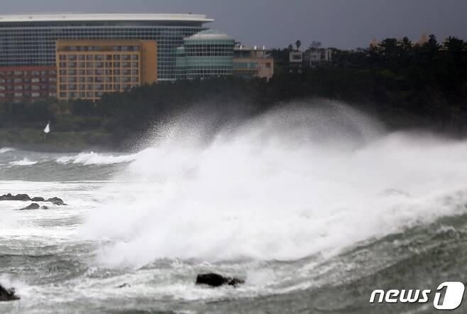 제14호 태풍 '찬투(CHANTHU)'가 북상 중인 15일 제주 서귀포시 예래동 인근 해상에 높은 파도가 일고 있다.2021.9.15/뉴스1 © News1 고동명 기자