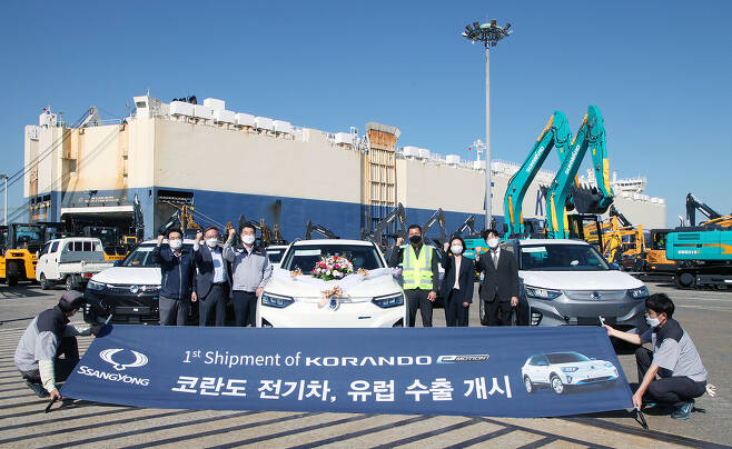 쌍용자동차의 첫 전기차인 코란도 이모션(Korando e-Motion) 수출 선적 기념식이 열리고 있다.  © 뉴스1