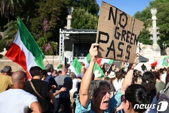 7일(현지시간) 이탈리아 수도 로마 중심 포폴로 광장에서 시민들이 '그린패스' 반대 시위를 벌이고 있다. 2021.08.07 © AFP=뉴스1