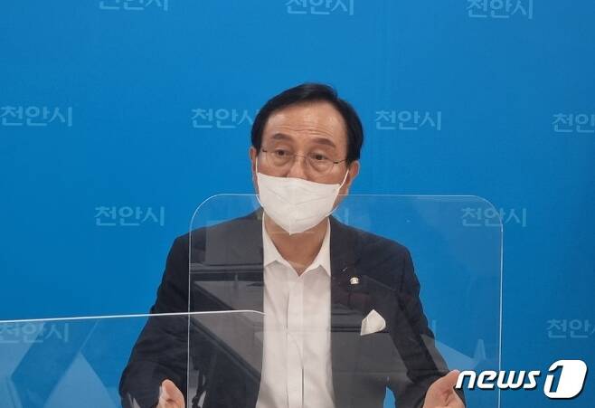 국민지원금 관련 입장 밝히는 박상돈 천안시장© 뉴스1