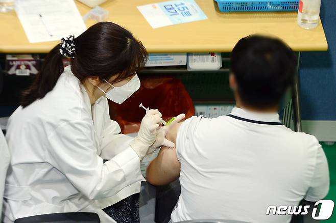 광주 북구 전남대학교 국민체육센터에서 고등학교 교직원과 3학년 대상 신종 코로나바이러스 감염증(코로나19) 화이자 백신 접종이 진행되고 있다. 2021.7.19/뉴스1 © News1 정다움 기자