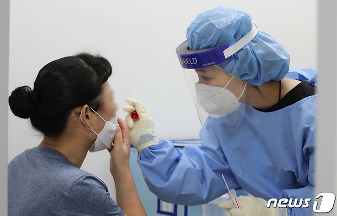 16일 대전 대덕구보건소에 마련된 코로나19 임시선별검사소에서 한 여성이  검사를 받고 있다. ©News1 김기태 기자