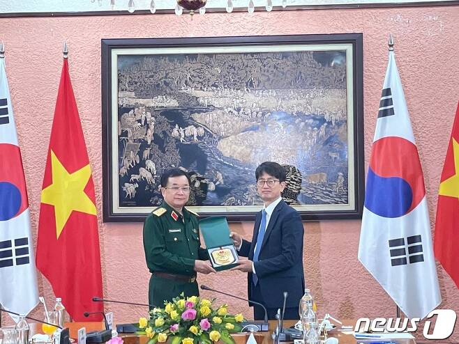 한·베트남 국방전략대화에 앞서 박재민(오른쪽) 국방차관이 호앙 쑤안 찌엔 베트남 국방차관과 기념 촬영을 하고 있다.(국방부 제공)© 뉴스1