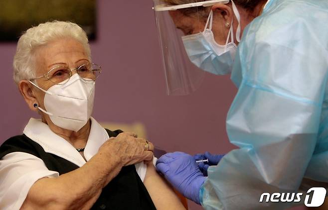 27일(현지시간) 과달라하라 로스올모스의 한 요양원에서 96세 노인이 스페인서 첫 화이자-바이오엔테크의 코로나19 백신을 접종받고 있다. © AFP=뉴스1 © News1 우동명 기자