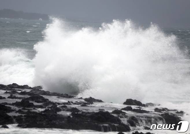 제14호 태풍 '찬투(CHANTHU)'가 접근 중인 16일 오후 제주 서귀포시 예래동 앞바다에 높은 파도가 치고 있다. 제주지방기상청은 이날 낮 12시를 기해 제주도 육·해상에 태풍주의보를 발효했다.2021.9.16/뉴스1 © News1 고동명 기자