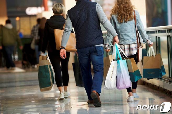 미국의 한 쇼핑몰의 쇼핑객들. © 로이터=뉴스1 © News1 김현 특파원