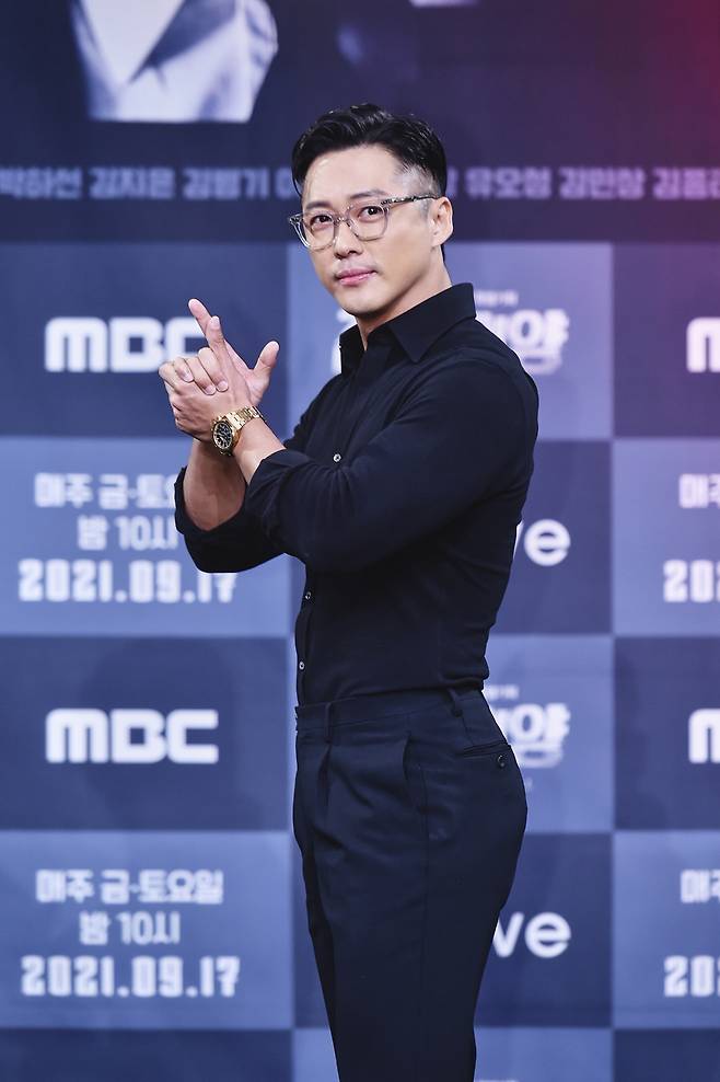 Actor Namgoong Min expressed his feelings of bulking up for the drama.On the afternoon of the 16th, MBC conducted a production presentation of the new gilt drama The Veil (played by Park Seok-ho and directed by Kim Sung-yong) as an online live broadcast to prevent the spread of new coronavirus infection (Corona 19).The event was attended by Namgoong Min, Park Ha-sun, Kim Ji Eun and Kim Sung Yong PD.Namgoong Min said, I wanted to show that Han Ji-hyuk is an aggressive and scary person who looks like a person who looks neat or takes charge of retaliation and punishment.So I told the artist, How about a bulkup? I liked the bishop, so I started Exercise again in January.I was constantly Exercise, but there was no reason to grow up because of the role.I was on a diet, so I was going to go out for about 69 to 70 kilograms when I went out a lot.He was a smart detective in his previous work, Day and Night, and he didnt need big muscles, but he was fit to be dry, so he started doing Exercise and now weighed about 78kg.As it looks, Im very tired and hard. Im not going to Baro Exercise because the shoot is over soon.Baro cut off, ate flour and delicious things, and liked Exercise as usual, but it was the first time I was professionally trying to make something, and I had nightmares.I saw myself in the dressing room, and I didnt have any muscles. So I woke up screaming.It is not a perfect body, but I did my best to have no regrets about making efforts. The Veil is a story about the story of the NIS best field agent who disappeared a year ago returning to the organization to find an internal traitor who dropped himself into hell.Namgoong Min plays Han Ji-hyuk of the NIS Hyun Ji-won team, and Park Ha-sun plays Seo Soo-yeon, head of the NIS Crime Information Integration Center.Kim Ji Eun will be disassembled as an emulsion from the Jang Ji-won team in NIS.The Veil is the winner of Park Seok-hos 2018 MBC Drama Drama Competition, and Kim Sung-yong PD of Ok Jung Hwa will direct a new horizon of Korean spy action drama.It will be broadcast at 10 p.m. on the 17th.