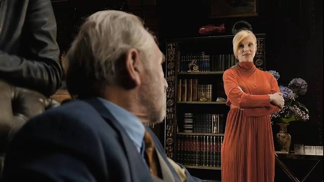 이 인물이 화면 안쪽의 인물에게 고개를 돌리니 초점이 그 인물에게로 전환된다. 물리적으로 초점을 이동시키는 것이 아니라 소프트웨어적으로 자동 전환되는 것이다. /애플 동영상 캡처