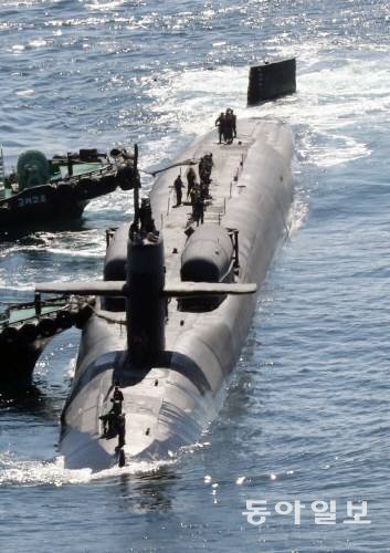 미국 핵추진잠수함 미시간(SSGN-727)이 2017년 10월 13일 부산 해군작전사령부 부두에 들어서고 있다. 부산=박경모 기자 momo@donga.com