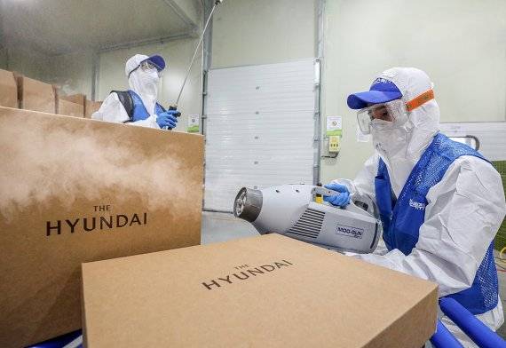 직원들이 명절 선물세트 배송 전 방역을 진행하고 있다. 현대백화점 제공.