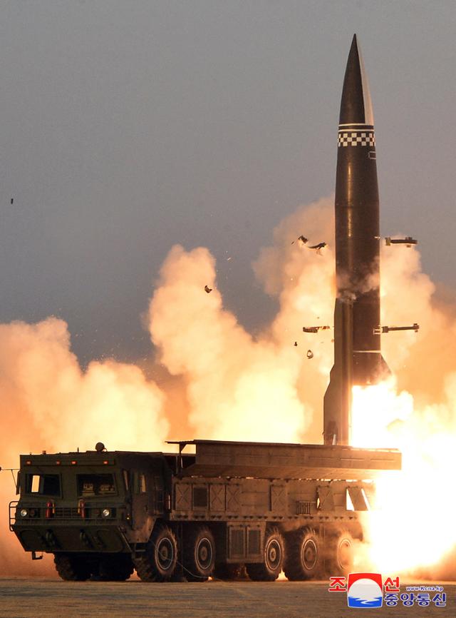 북한이 올해 3월 25일 신형전술유도탄을 시험 발사하는 장면. 북한판 이스칸데르(KN-23) 개량형으로 추정된다. 연합뉴스