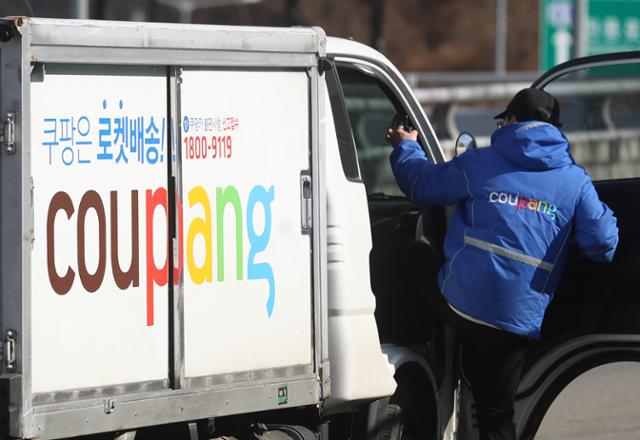 서울 쿠팡 서초1캠프 앞에서 한 배송원이 트럭에 탑승하고 있다. 뉴시스