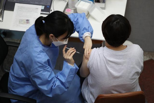 15일 서울 은평구 코로나19 예방접종센터에서 한 시민들이 백신 접종을 받고 있다. 뉴스1