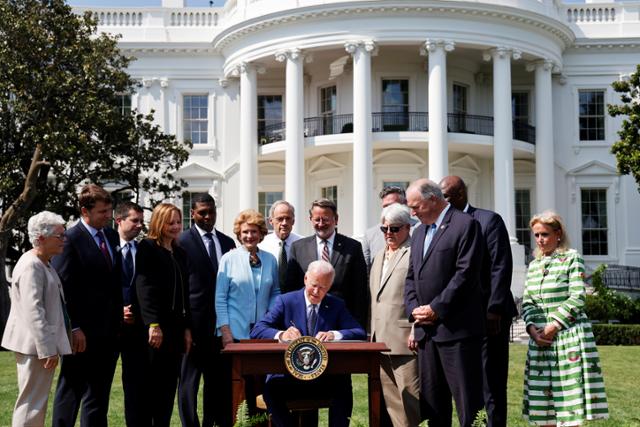 조 바이든 미국 대통령이 지난달 5일 워싱턴DC 백악관 뜰에서 무공해차 생산 관련 행정명령에 서명하고 있다. 로이터 연합뉴스