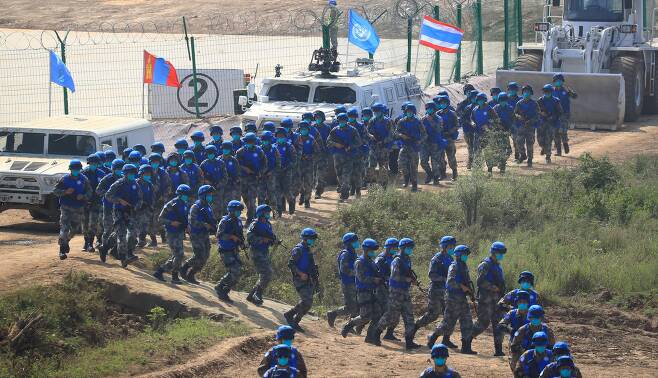 중국군이 15일(현지시각) 허난성 췌산에서 실시된 다국적 평화유지군 훈련인 '공동운명-2021' 훈련에 참가하고 있다. 이 훈련은 중국군이 주도해 실시됐다. 신화=연합뉴스