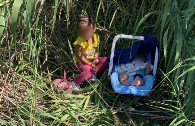 미국 텍사스주 국경 인근에서 2살 여아와 생후 3개월 된 남아가 버려진 채 발견됐다. /사진=CBP South Texas 트위터