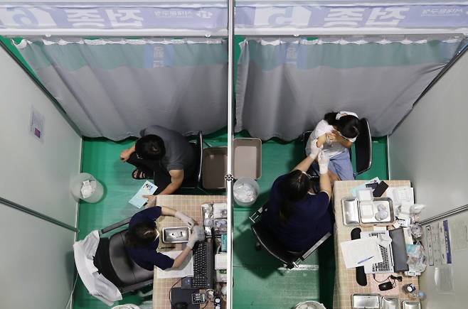 지난 15일 오후 서울 서대문구 북아현문화체육센터에 마련된 코로나19 예방접종센터에서 시민들이 백신을 맞고 있다. 연합뉴스