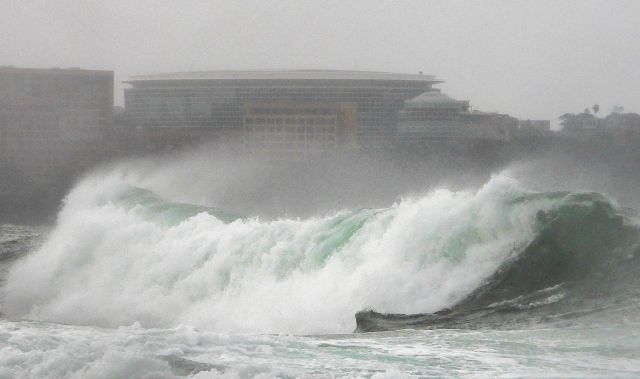제14호 태풍 '찬투(CHANTHU)'가 북상 중인 16일 오전 제주 서귀포시 예래동 인근 해상에 집채만 한 파도가 몰아치고 있다. 뉴시스