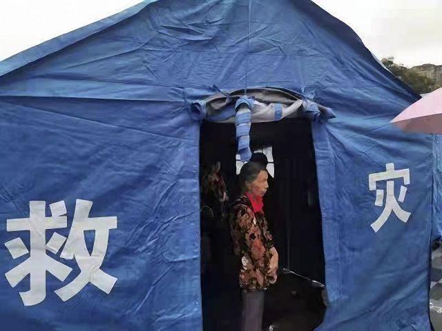 16일 새벽(현지시간) 중국 남서부 쓰촨성 루저우시 루현에서 규모 6.0의 지진이 발생해 긴급 대피소에 주민들이 대피해 있다. 신화=뉴시스