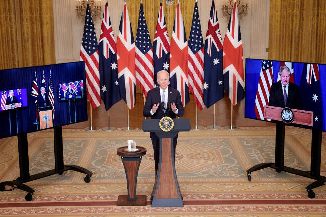 조 바이든 미국 대통령이 15일(현지시간) 보리스 존슨 영국 총리, 스콧 모리슨 호주 총리와 오커스 신설 관련 공동 화상 회견을 진행하고 있다,/사진=AFP