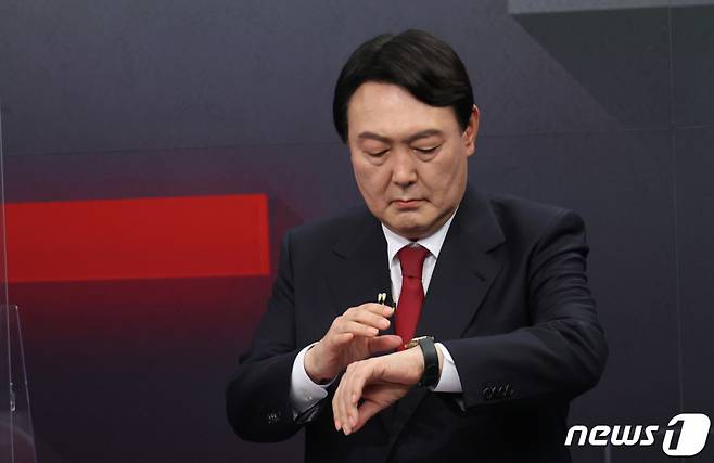 윤석열 국민의힘 대선 경선 후보가 16일 오후 서울 중구 스튜디오에서 열린 제20대 대통령선거 경선후보자 1차 방송토론회에 참석해 토론 준비를 하고 있다. 2021.9.16/뉴스1