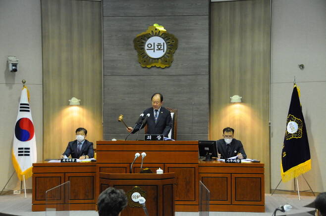 순창군의회 신용균 의장이 제263회 임시회 폐회를 선언하고 있다. *재판매 및 DB 금지