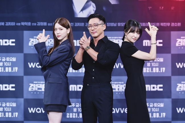 The Veil, which illuminates the inside of NIS starring Namgoong Min, Park Ha-sun, comes to viewersOn the afternoon of the 16th, MBCs new gilt drama Black Sun was produced through online live broadcast.Actor Namgoong Min, Park Ha-sun, Kim Ji-eun, and Kim Sung-yong PD, who directed the film, attended the ceremony.The Black Sun, which was planned for the 60th anniversary of MBCs founding, depicts the story of the NISs best field agent who disappeared a year ago returning to the organization to find an internal traitor who dropped himself into hell.Park Seok-hos 2018 MBC Drama Competition winner is MBCs first gold drama.The Black Sun, which aims to be a Korean blockbuster action drama, is the first drama to illuminate the inside of the NIS.Unlike the dramas that have been treated as a background of the NIS, it is a work that illuminates the inside of the NIS.An episode will be held with the motif of actual events reflecting the national security situation and emotions.It is expected to be a realistic and realistic drama based on solid testimony as it has received generous support from the early stage of the work, such as providing advice and sponsorship of NIS.Kim Sung-yong said, Namgoong Min is an actor who believes and sees, and the script interpretation is also a good person.If you respond to the proposal, I thought that 50% of you would eat and go.Thank God you enjoyed it, and you agreed to it. I actually worked on it, and I knew why you were a believer.I have the ability to choose a script, but I have the power to immerse and trust Acting. I am leaning on it now. Park Ha-sun saw the awards photo and thought the character and synchro rate were high; she thought the dark makeup on the knife was too attractive and charismatic.But Park Ha-sun Actor also said that he imagined the character at that time. I thought that it worked with each other and I was able to cast actively. Namgoong Min was in charge of Han Ji-hyuk, a member of the NIS Hyun Ji-won team.Namgoong Min, who showed excellent character interpretation and acting ability for each drama starring, tried to express perfect character by increasing weight by 10kg in appearance as well as in the inside of the breakdown and sharpness with the best agent Han Ji Hyuk who has secret.Namgoong Min said, It was a trend in which stylish, light and attractive Dramas were popular while watching many Drama scripts.I was feeling a little tired of the form of such dramas and I was looking for another form.  At that time, I saw the Black Sun and it was heavy.I thought the message would be a factor that you like and enthusiastic about. Namgoong Min, who increased 10 kilos ahead of the filming, said, I decided on the first meeting with the artist.In fact, this character is mainly engaged in retaliation and punishment, and I wanted to show a feeling that it is very aggressive and I should not touch anyone. I started exercising exactly on January 20th.I have been weighting steadily since my early 20s, but I did not have to raise my body because of the role, but I increased this time. I started to steam at 64kg and now I am about 78kg. I want to eat flour and delicious things, and I had a nightmare for the first time while making my body.I went into the dressing room and saw myself, but I had no muscles. I woke up screaming.I did my best to make sure I didnt have any regrets about trying, though not perfect. I was so tired, I was exhausted.It is so good to receive it, and it does not seem to make sense to receive it without doing anything, he said. We will be able to judge our drama tomorrow as a good drama, and if we have a good audience rating, I will be grateful.Park Ha-sun has Acted Seo Su-yeon, head of the NIS Crime Information Integration Centers four-team team.Park Ha-sun, a charm of pale color that does not cover genres from historical drama, period drama, comic to melodrama, is expected to capture viewers eyes and ears with Acting that has never been seen before.Park Ha-sun said, The Black Sun was a work that was fun and expected as a fan as the script was seen. I wanted a character I did not try.The established actors sometimes find themselves enviably new to the new Actor, and thank the coach for trusting and leaving it to them.I thought I could show a new look, so I was Choices. Park Ha-sun also said, I borrowed this place for the first time, but in fact, it was Namgoong Min, so I was Choices because there was Mr. Namgoong Min.I wanted to try it together once, but it is an honor to do it this time. I heard a lot of rumors, but it was good to learn a lot. Kim Ji-eun played the role of Yoo-Jay, a member of the team Jang Ji-won, a member of the NIS.Kim Ji-eun, who has yet to build a unique image in various CFs, music videos, and web dramas, is still unfamiliar to viewers, and will offer fresh charm in the Black Sun.Kim Ji-eun said, The events take place around the big events every few times. I think I can see more fun when I predict how it will be unfolded and released in the future.Namgoong Min said, Han Ji-hyuk returns to find a traitor in the organization.Park Ha-sun said, The biggest advantage of this work and the reversal is that no one can believe it. Is all the characters a good person?Is it a bad person? I can not judge. I think it will be the biggest hint. In addition, the three expressed confidence that our drama is Legend every time.Meanwhile, Black Sun will be broadcast for the first time at 10 pm on the 17th, with a total of 12 episodes. The first and second episodes will be unconventionally developed with an inability to watch under 19 years old.MBC offer