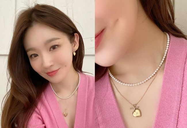 Kang Min-kyung of the group Davichi revealed the current situation of singing Simkung.On the 16th, Kang Min-kyung posted two photos with his statement Heart and Pearl are not tolerated through his instagram .In the open photo, Kang Min-kyung is taking a close-up shot. Especially, Kang Min-kyungs trademark dimples are released as close shots, making fans feel excited.In addition, Kang Min-kyung is perfectly digesting pink cardigans to match the nickname fashionista.Kang Min-kyung is working as a Davichi with member Lee Hae-ri, who is also working as an online shopping mall CEO by launching fashion brands while communicating with fans on his personal YouTube channel and SNS.Kang Min-kyung Instagram  