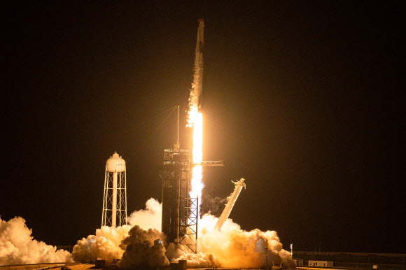 스페이스X가 15일(현지시간) 미국 플로리다주 케이프 커내버럴에 위치한 케네디우주센터에서 민간인 4명을 태운 우주 관광용 유인 우주선 ‘크루 드래건’을 발사하고 있다. 케이프 커내버럴=AFP연합