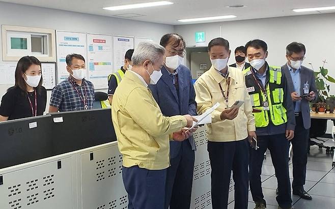 손창완(왼쪽에서 3번째) 한국공항공사 사장이 제주국제공항에서 북상 중인  태풍 상황을 직원들로부터 보고 받고 있는 모습.