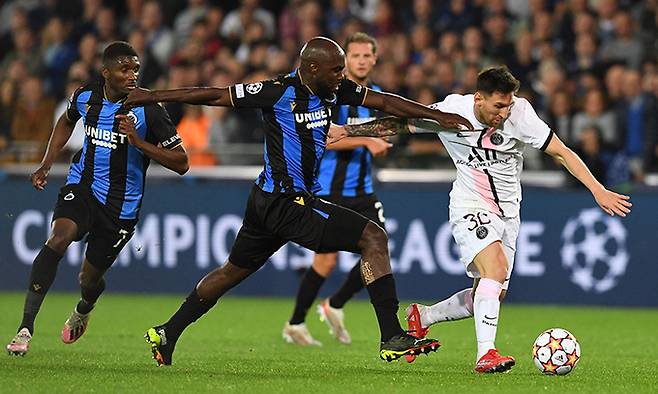 PSG 리오넬 메시(오른쪽)가 벨기에 브뤼헤의 얀 브레이덜 스타디움에서 열린 클럽 브뤼헤와의 2021~2022 UCL 조별리그 경기에서 상대 수비를 뚫고 드리블하고 있다. 브뤼헤=AFP연합뉴스