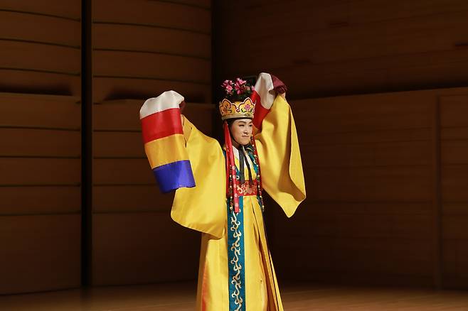 제15회 온나라 전통춤 경연대회에서 대통령상을 수상한 이승찬씨의 ‘춘앵전’.국립국악원 제공