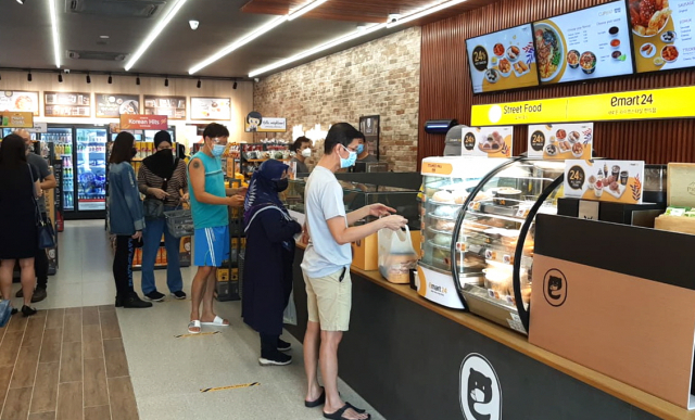 지난 15일 프리오픈한 이마트24 말레이시아 3호점에서 현지 고객들이 쇼핑하고 있다./사진 제공=이마트24