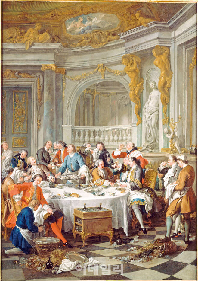 장 프랑수아 드 트로이가 1735년 그린 ‘굴 오찬’(Luncheon with Oysters). 프랑스 국왕 루이 15세가 베르사유궁에서 사적 공간으로 쓰던 자신의 식당에 장식할 그림을 의뢰해 제작됐다. 드 트로이는 아예 왕과 귀족이 즐거운 한때를 보내던 오찬 장면을 그려 선사했다. 왕과 귀족, 하인이 뒤엉킨 그림 속에는 또 다른 주인공이 보이는데, 샴페인병을 막고 있던 코르크마개다. ‘펑’ 소리와 함께 코르크마개가 압력에 밀려 치솟는 순간을 포착했기 때문이다. 여러 사람들의 시선이 위로 향한, 왼쪽 회색 기둥 한가운데 작은 점처럼 찍힌 것이 ‘날아가고 있는’ 코르크마개다. 캔버스에 유채, 180×126㎝, 프랑스 콩데미술관 소장.