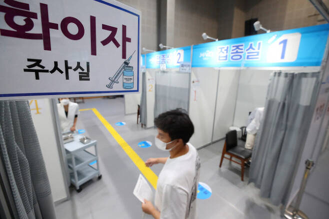 7일 오후 서울 마포구민체육센터에 마련된 코로나19 예방접종센터에서 한 시민이 접종을 위해 주사실로 들어가고 있다. (사진=연합뉴스)