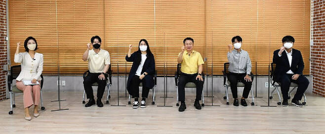 토크콘서트에 참여한 안승남 시장(오른쪽 두번째)과 청년들이 파이팅을 외치고 있다.(사진=구리시 제공)
