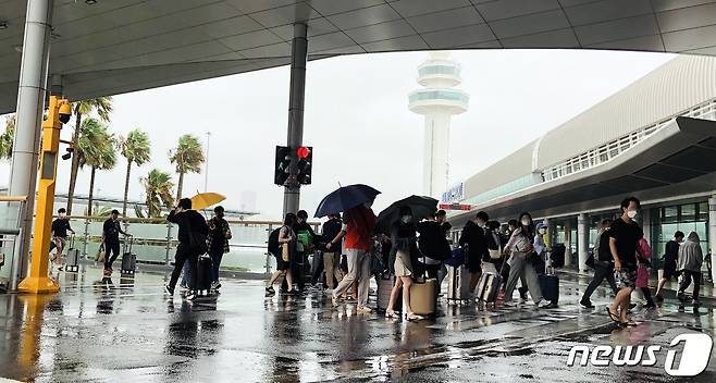 제14호 태풍 '찬투(CHANTHU)'가 접근 중인 16일 오후 제주국제공항에는 제주를 떠나려는 관광객들의 발길이 이어지고 있다.2021.9.16/뉴스1 © News1 홍수영 기자